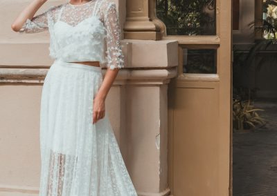 Vestido de novia corto con top de tirantes y falda de tul bordado modista Barcelona Eva Surriel Atelier